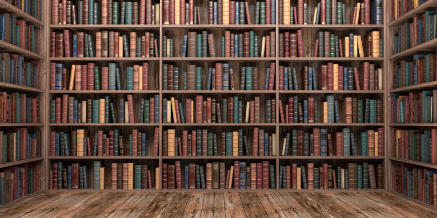 Велика книжкова полиця з великою кількістю книг