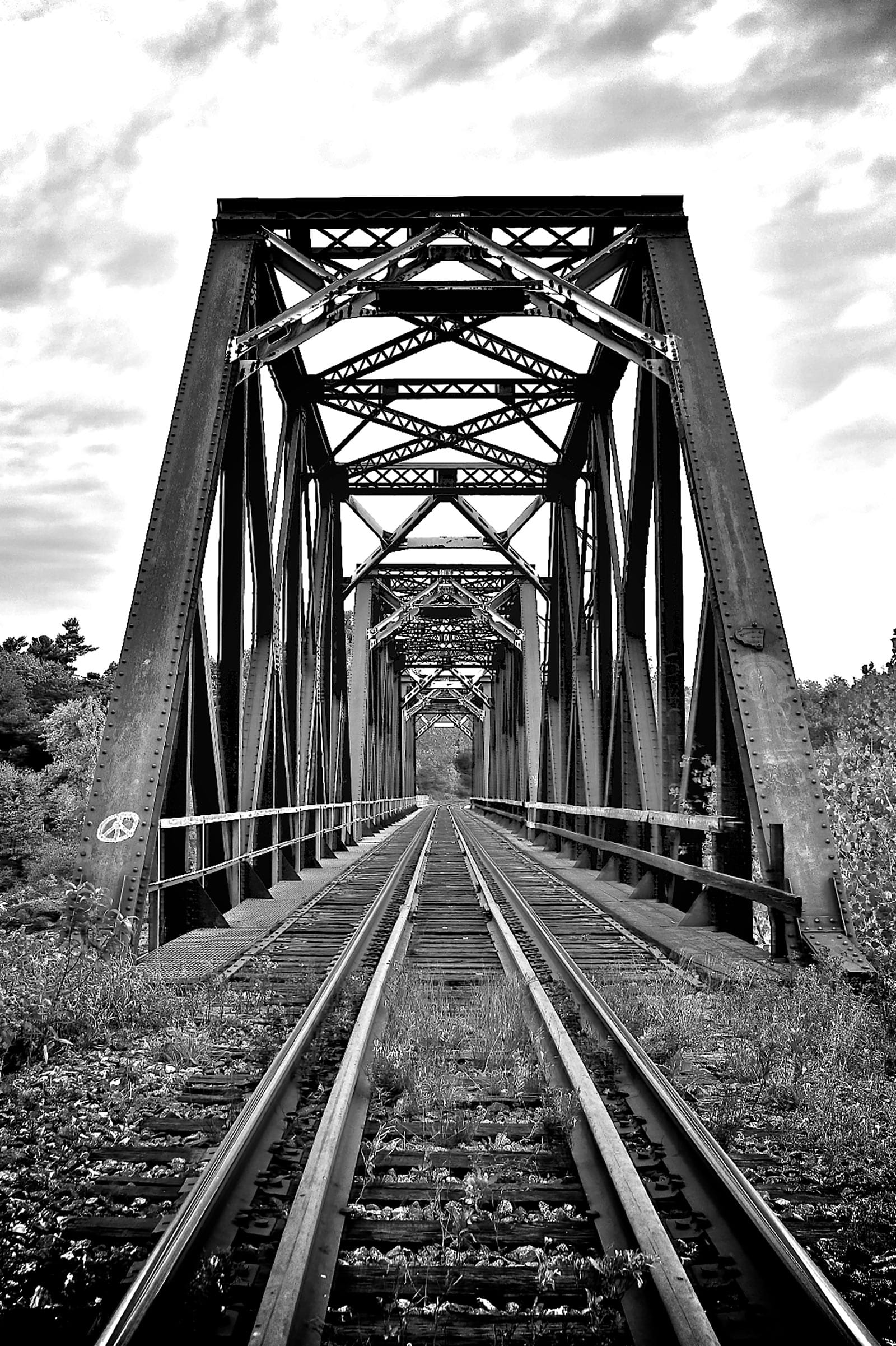 u54737p - Залізничні колії проходять через міст - tegory