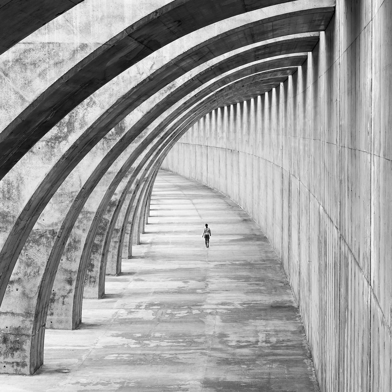 u34159p - Людина біжить у тунелі - tegory