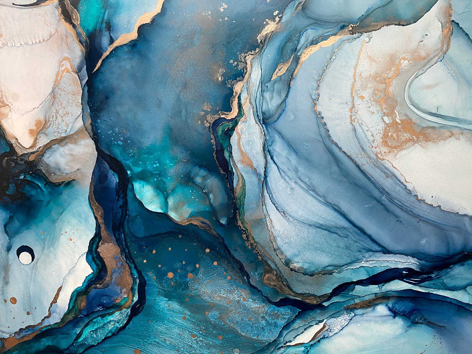 Лазурні хвилі огортають безтурботні береги