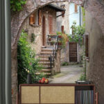Кам'яна арка з рослинами та сходами Фотошпалери Кам'яна арка з рослинами та сходами