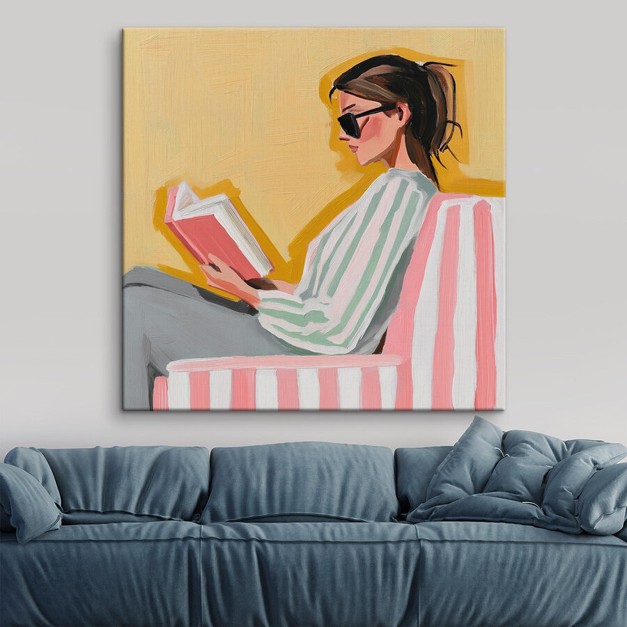 Жінка читає книгу