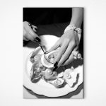 Картина Жінка тримає ложку та устрицю