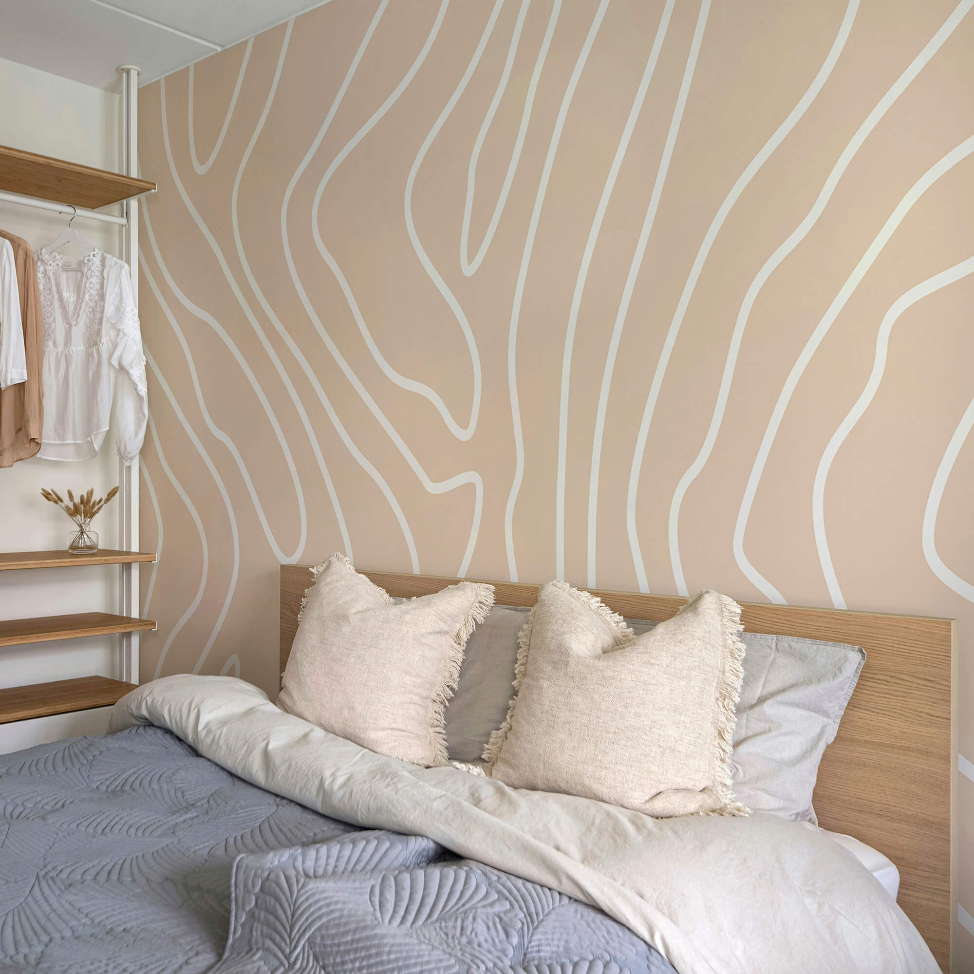 Білі лінії на рожевому тлі