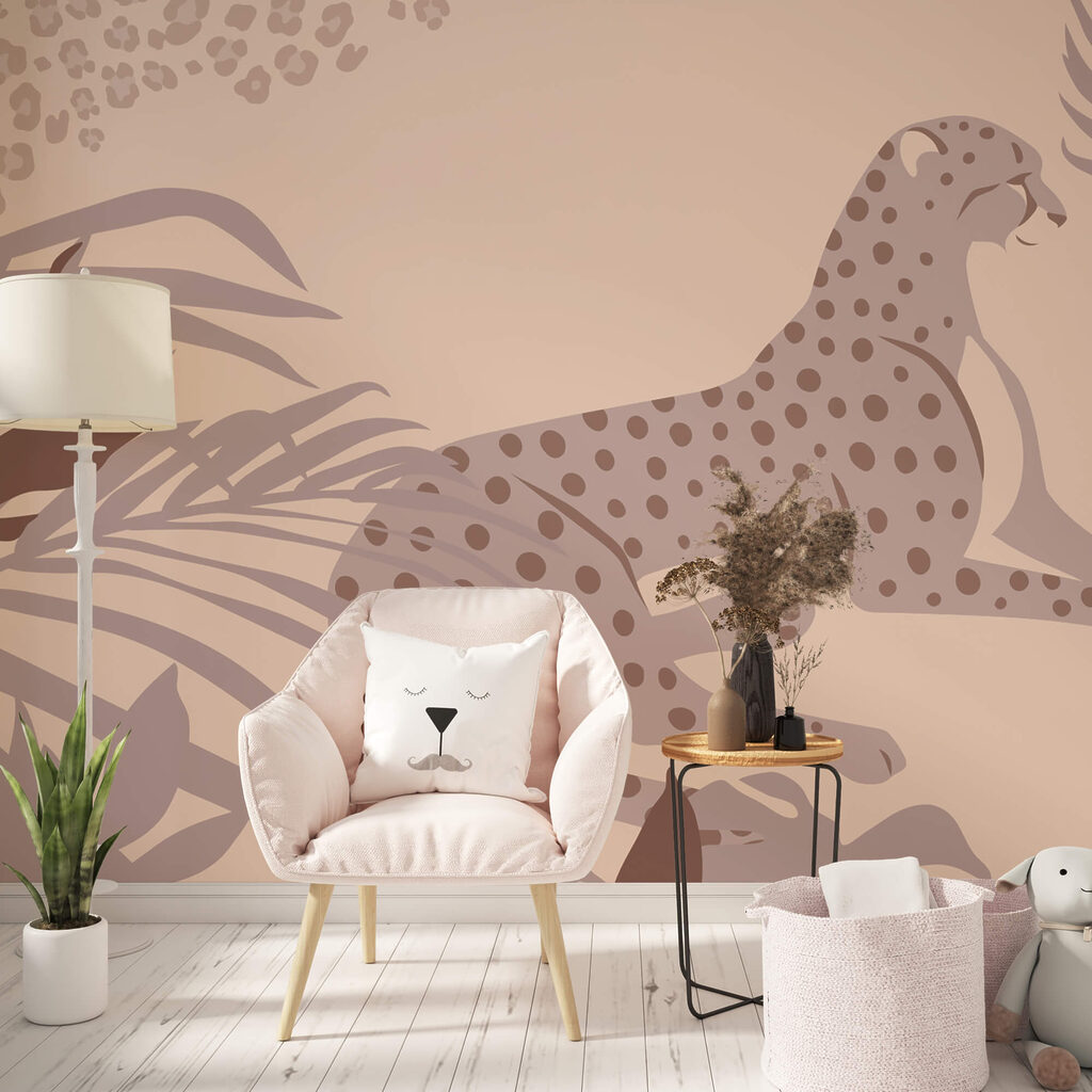 Гепард лежить з рослинами