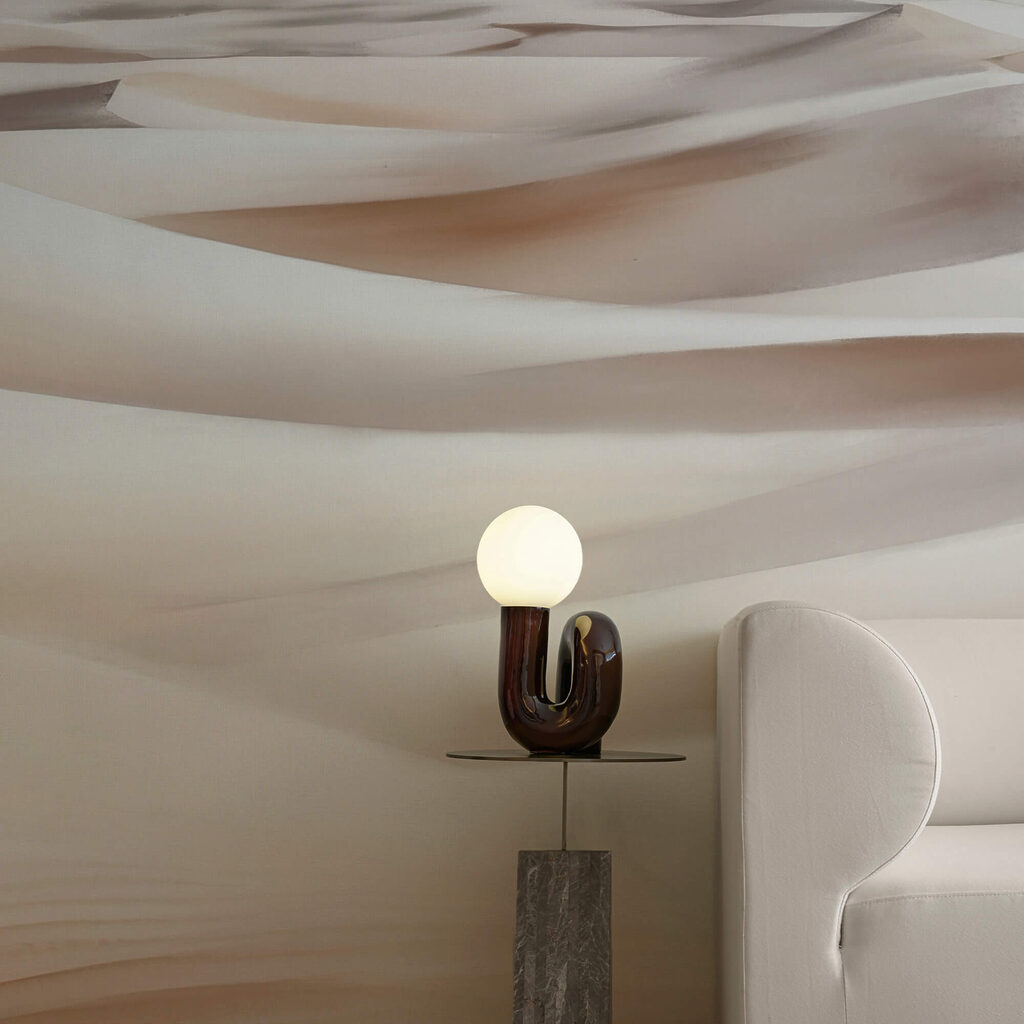 Пустельний пейзаж з горами на задньому плані