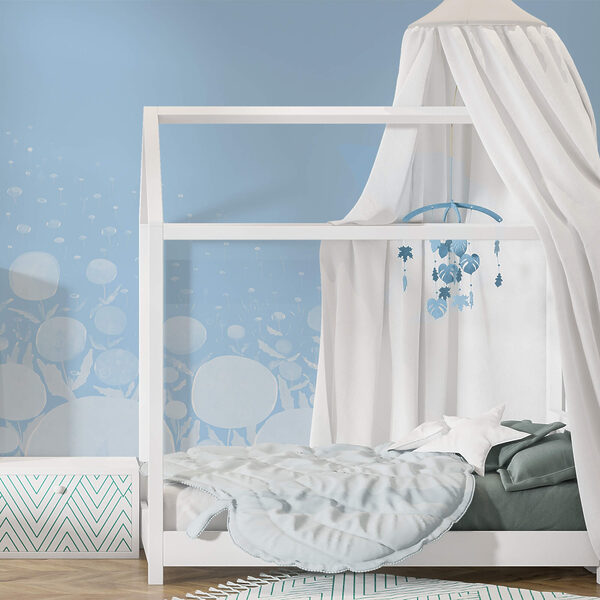 Білі квіти з листям на синьому тлі