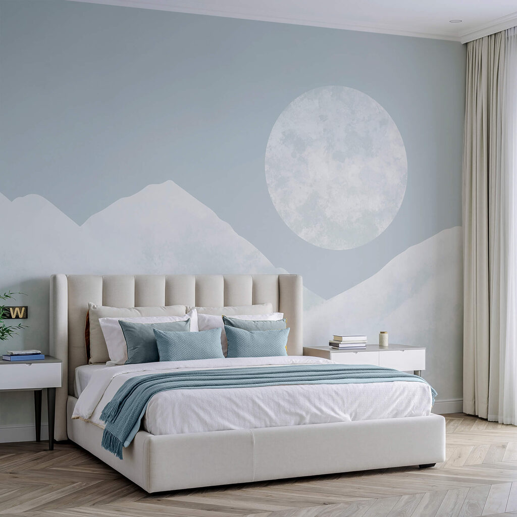 Місяць над засніженою горою