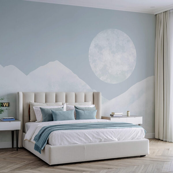 Місяць над засніженою горою