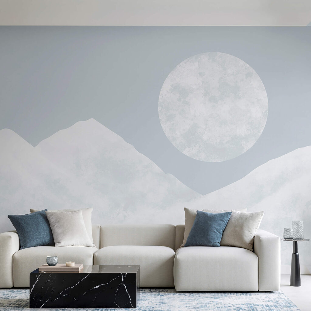 Місяць над засніженою горою