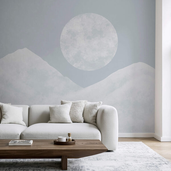 Місяць над засніженою горою