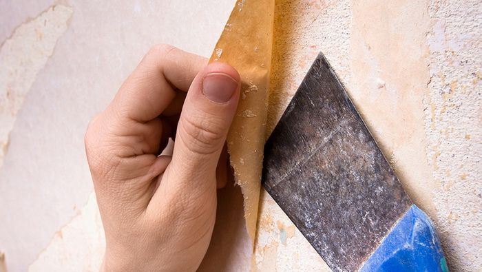 использование шпателя при снятии обоев