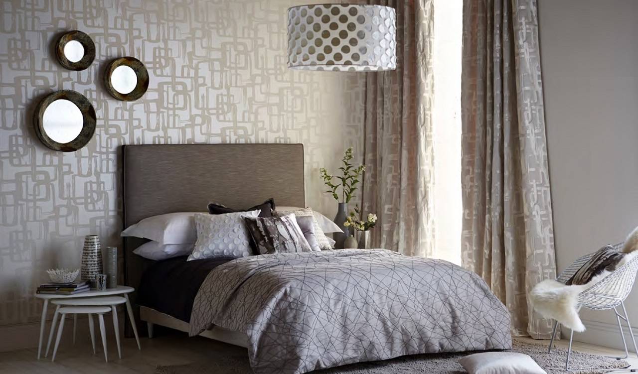 інтер'єр спальні з флізеліновимі шпалерами