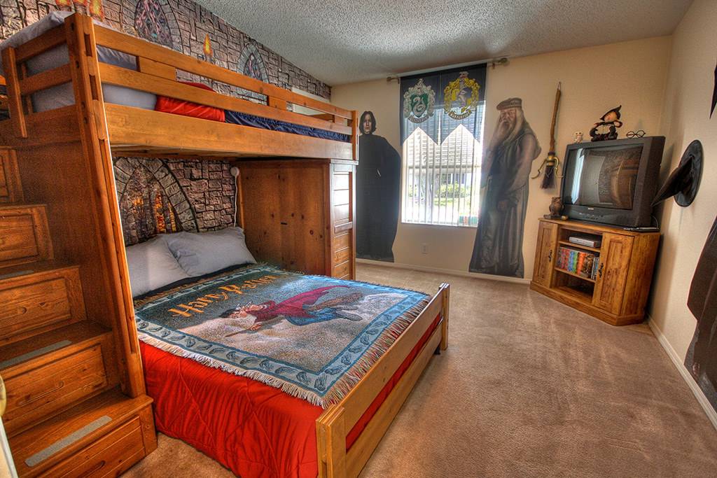 інтер'єр з шпалерами в стилі Гаррі Поттера