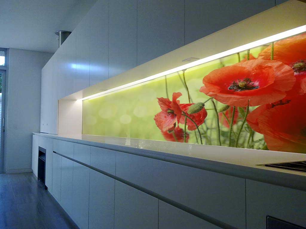 шпалери на фартусі в кухні